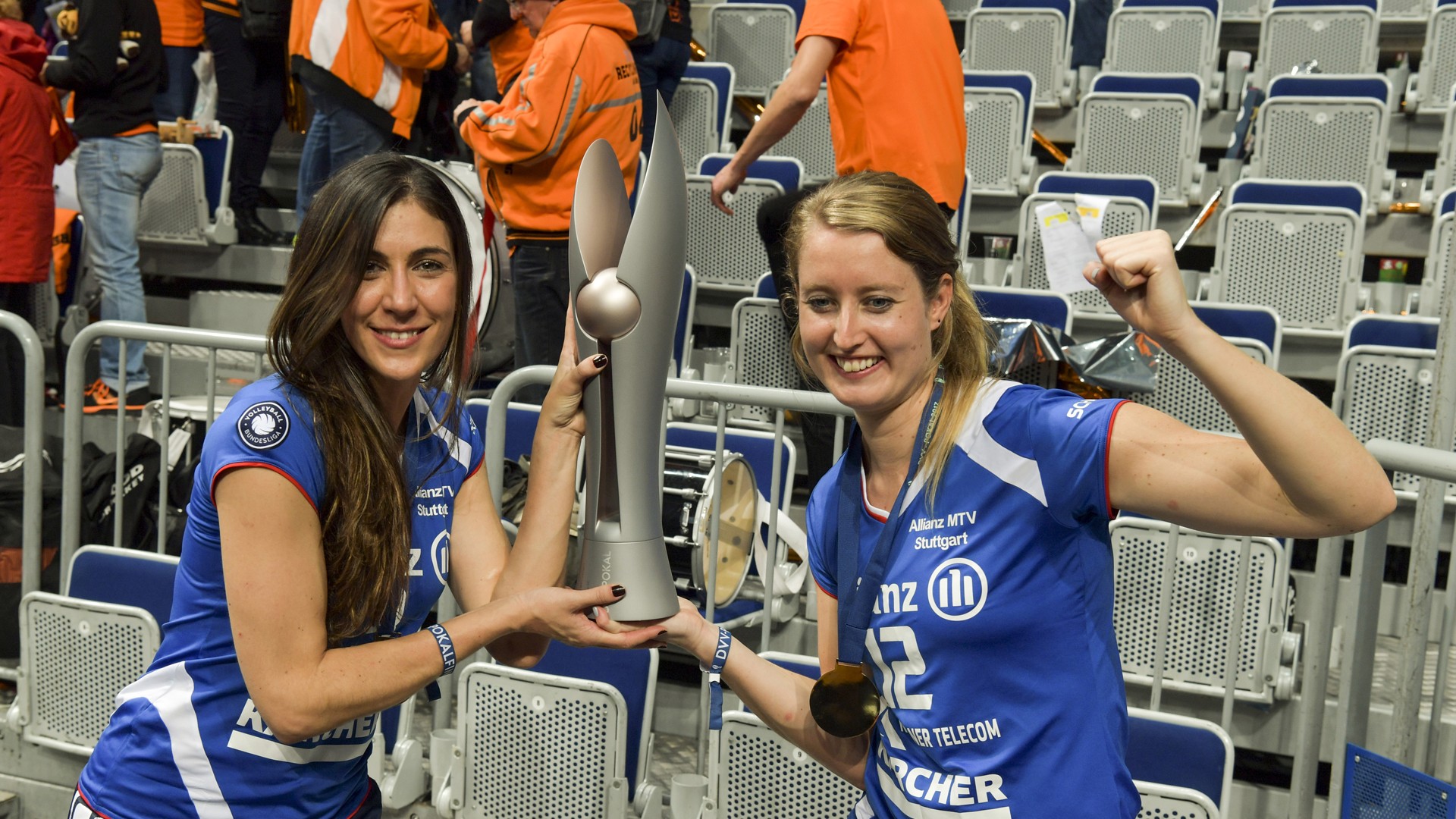 Die Stuttgarter Spielerinnen hoffen auf den vierten DVV-Pokalsieg. Sie wollen den Cup in Händen halten, so wie 2017 Debbie van Daelen und Micheli Tomazela Pissinato. (Foto: Tom Bloch  -  www.tombloch.de)